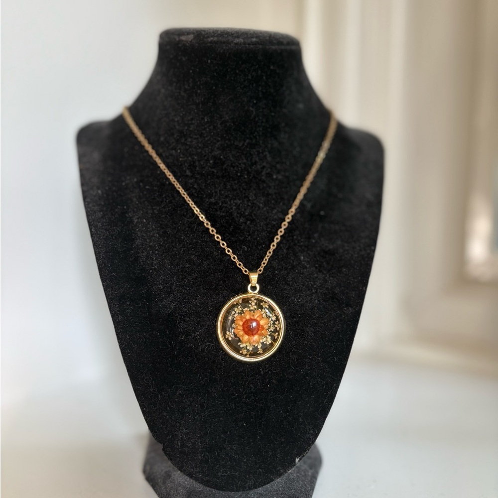Elegant Gold Pendant Necklace